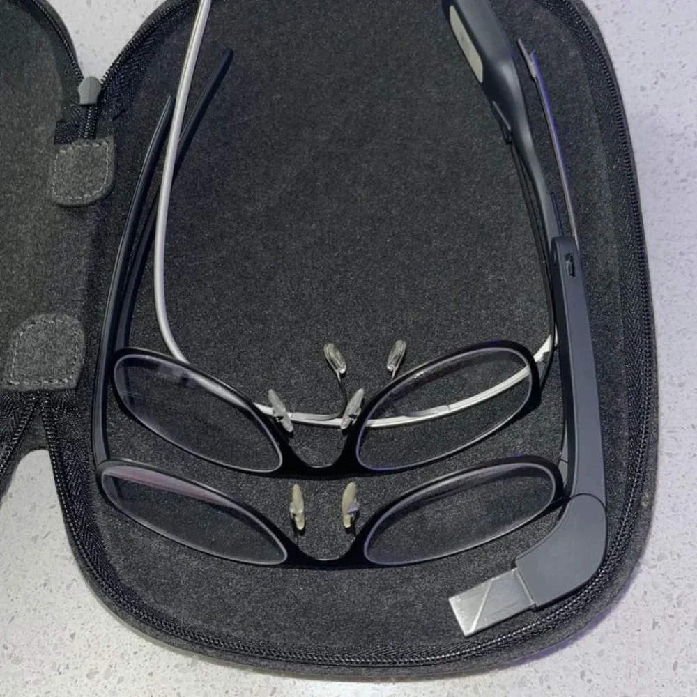 Google‎ Glass Explorer Edition Bundle +Yearbook